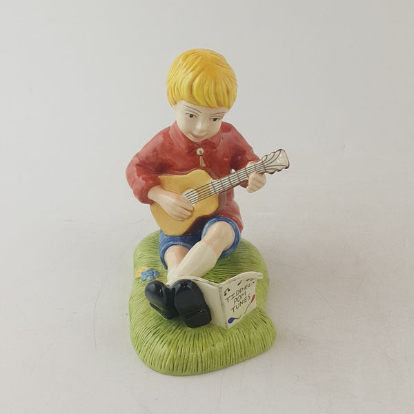 Royal Doulton Winnie The Pooh Christopher Robin Strums a Melody WP79 - 8120 RD