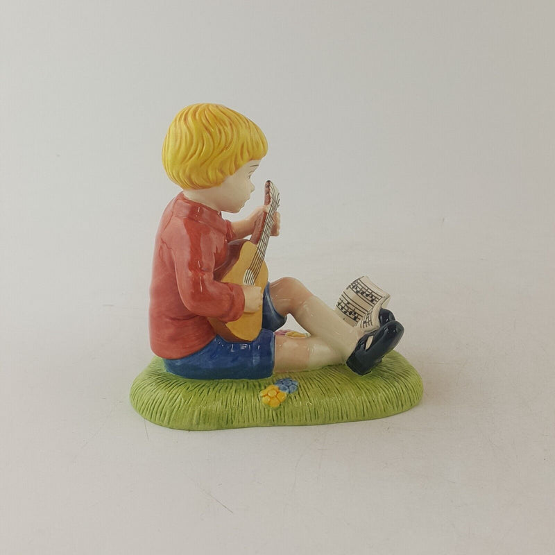 Royal Doulton Winnie The Pooh Christopher Robin Strums a Melody WP79 - 8120 RD