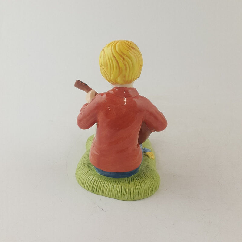 Royal Doulton Winnie The Pooh Christopher Robin Strums a Melody WP79 - 8120 RD