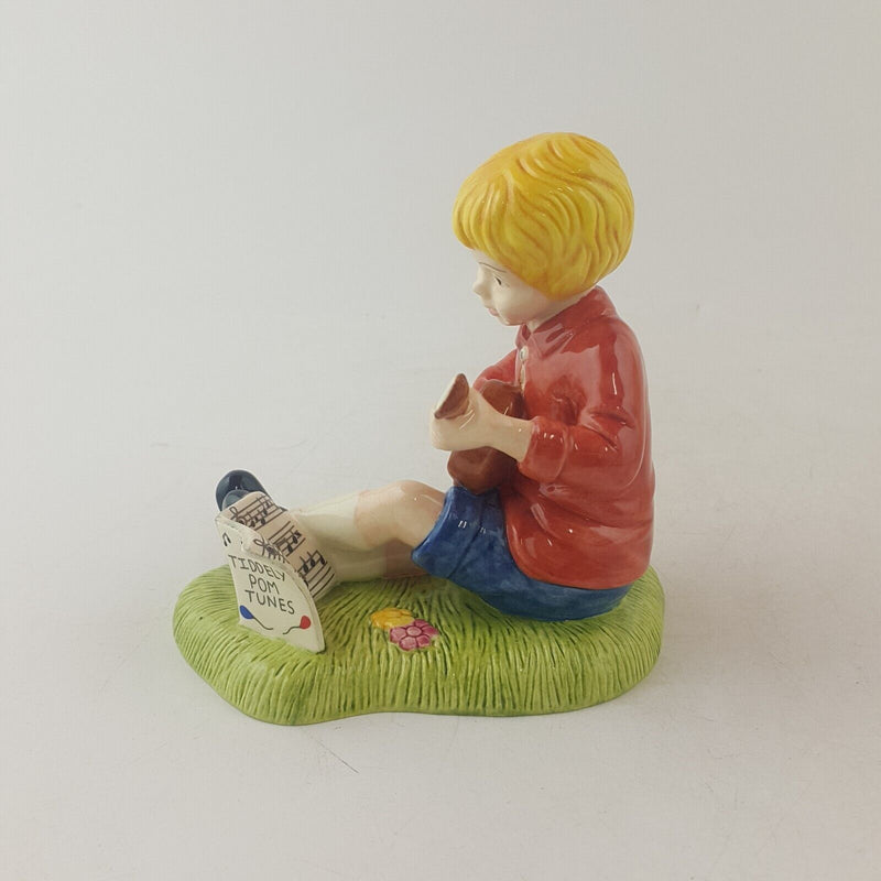 Royal Doulton Winnie The Pooh Christopher Robin Strums a Melody WP79 - 8120 RD