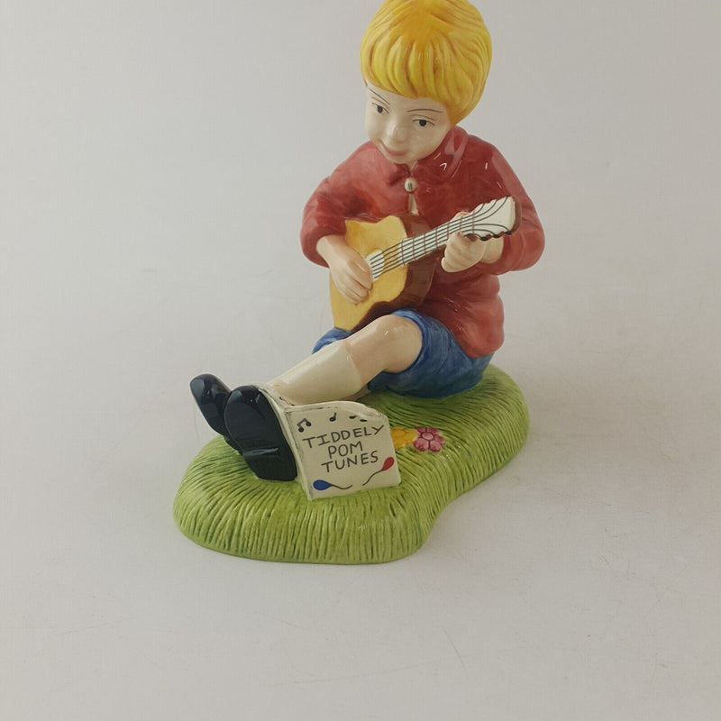 Royal Doulton Winnie The Pooh Christopher Robin Strums a Melody WP79 - 8120 RD