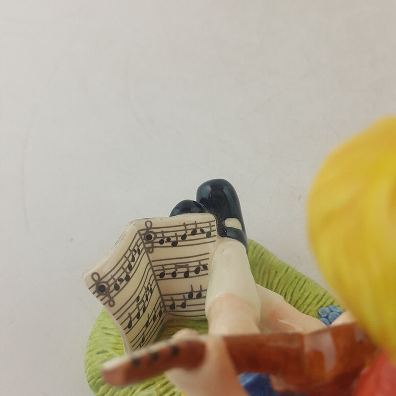 Royal Doulton Winnie The Pooh Christopher Robin Strums a Melody WP79 - 8120 RD