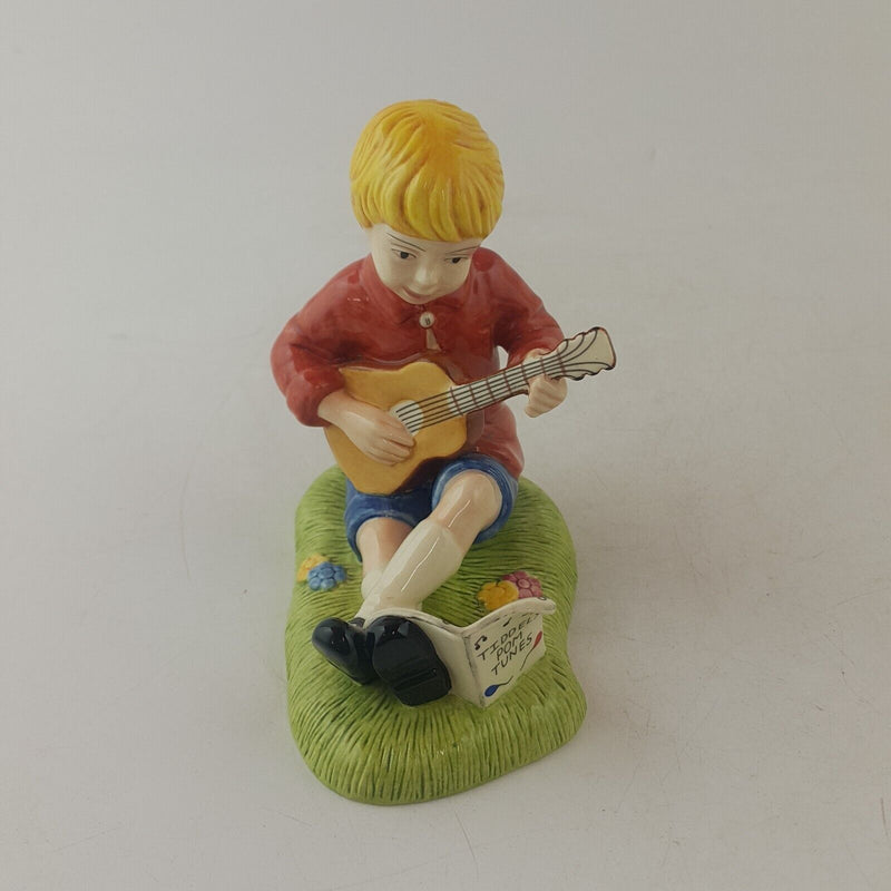 Royal Doulton Winnie The Pooh Christopher Robin Strums a Melody WP79 - 8120 RD