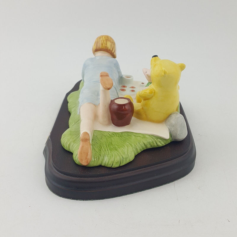 Royal Doulton Winnie the Pooh Pooh Counting The Honeypots WP12 - 8127 RD