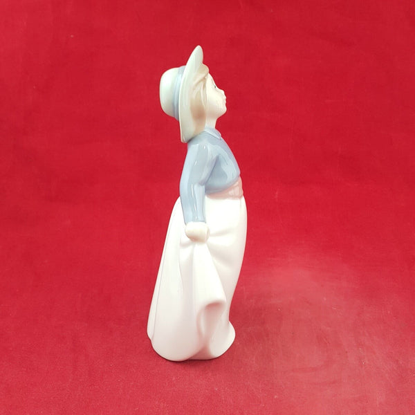 Nao By Lladro Figurine Girl Holding Up Her Skirt - 8148 L/N