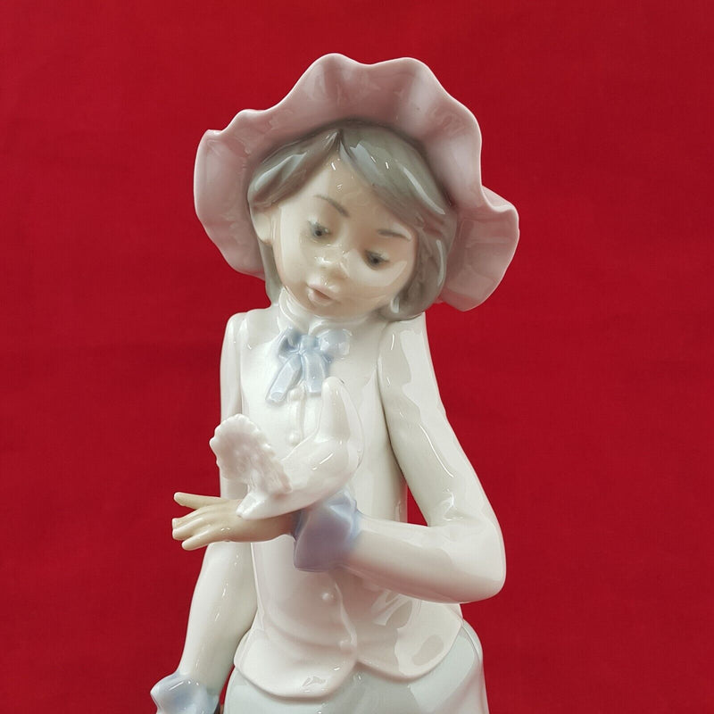 Nao By Lladro Figurine 0320 Girl Holding Dove - 8156 L/N