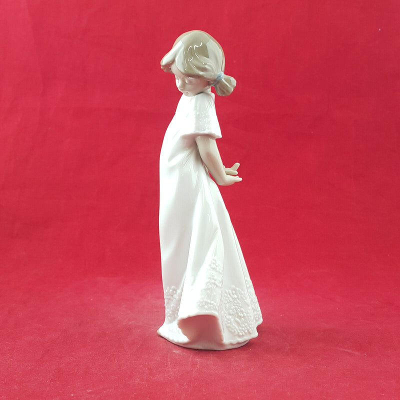 Lladro Nao Figurine - So Shy 1109 - L/N 2906