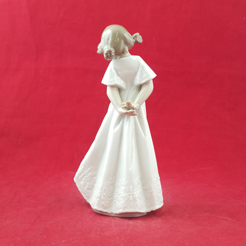 Lladro Nao Figurine - So Shy 1109 - L/N 2906