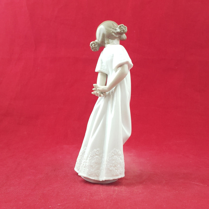 Lladro Nao Figurine - So Shy 1109 - L/N 2906