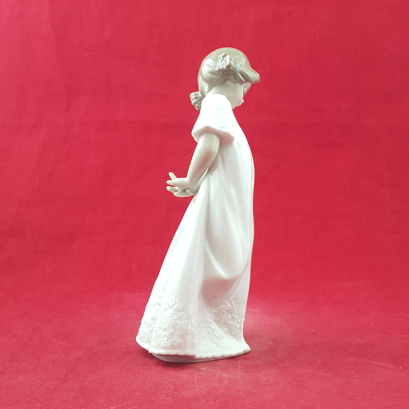 Lladro Nao Figurine - So Shy 1109 - L/N 2906