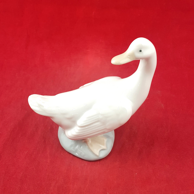 Nao By Lladro Figurine - Duck / Goose Looking Back - L/N 3199