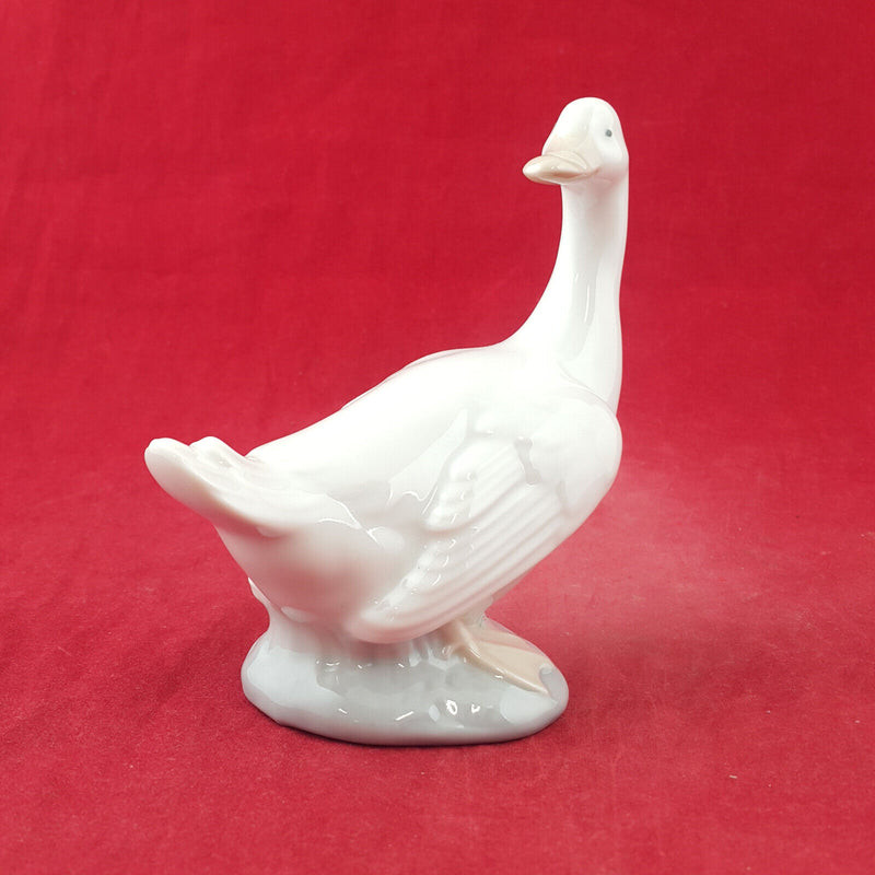 Nao By Lladro Figurine - Duck / Goose Looking Back - L/N 3199